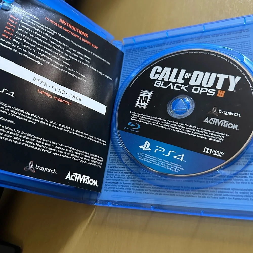 Call of Duty: Black Ops III for PS4 - Blue Case and game disc.